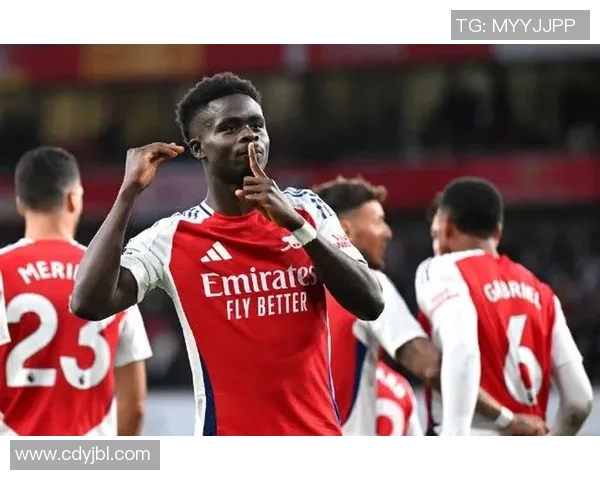 阿森纳破门！拉亚振臂向枪迷庆祝，点燃酋长球场的红色狂潮！